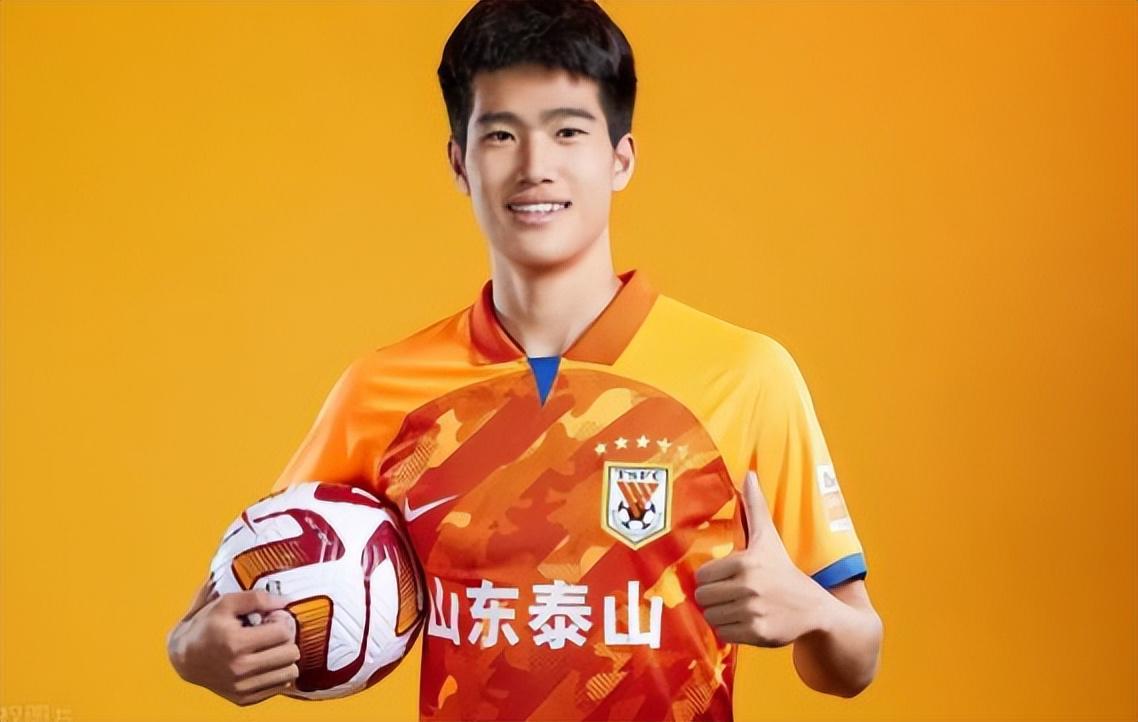 开云下载-意外！彭啸曾表示他未来只会为国安队效力，为何如今却成鲁能主力