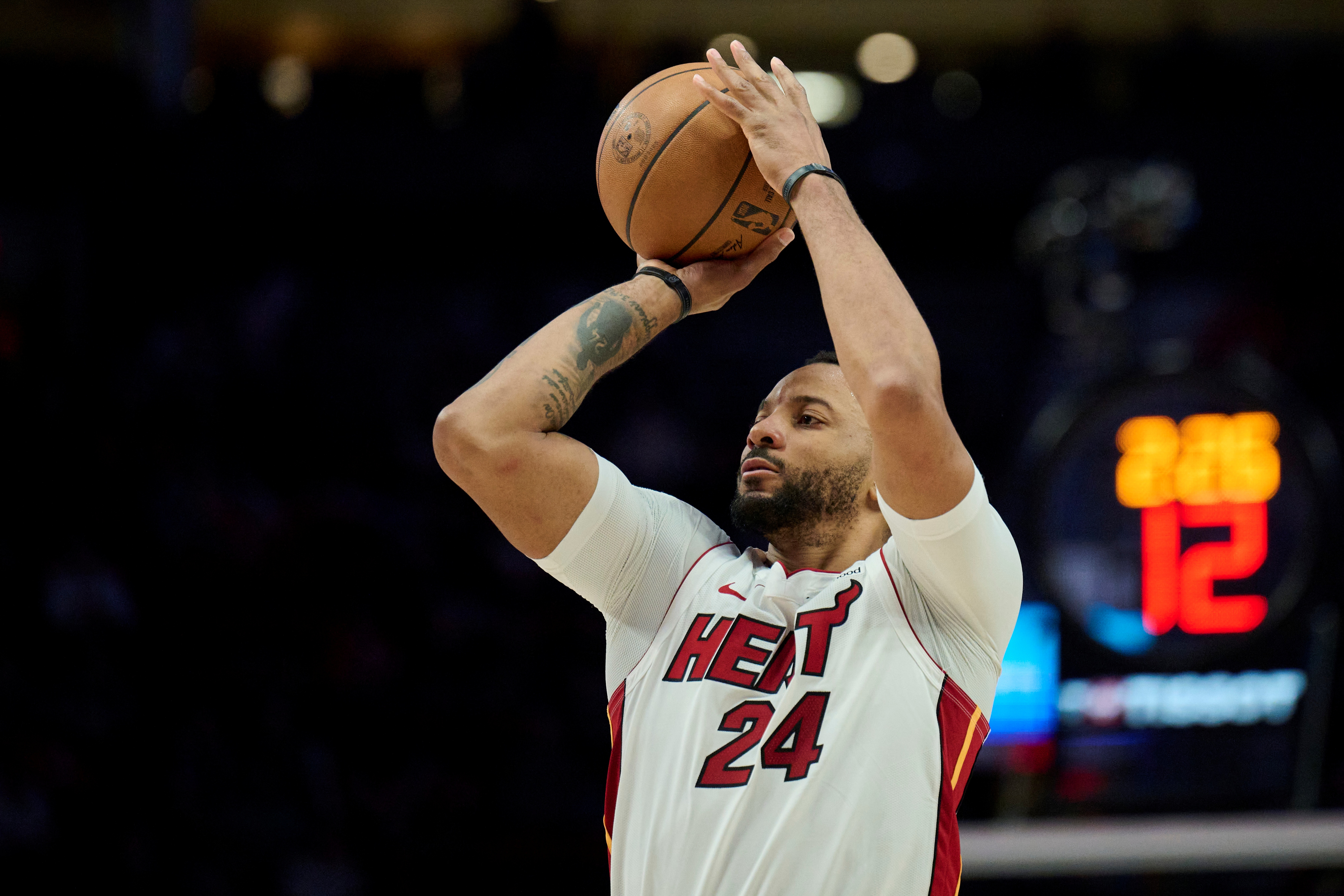 开云下载-板凳发力！诺曼·鲍威尔替补17中8砍下25分 三分7中3