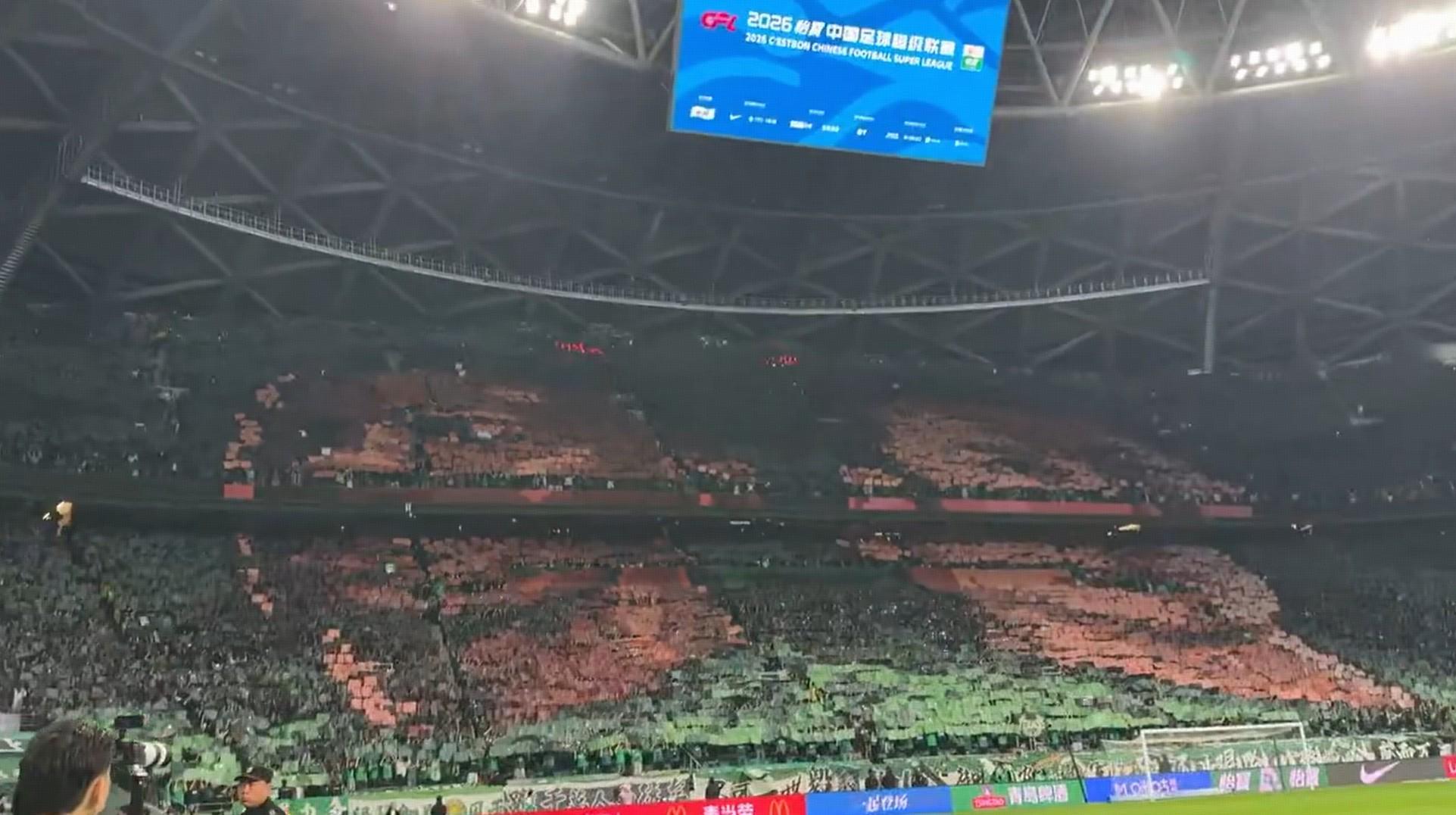 开云网站-国安对阵成都赛前,工体展示张玉宁、法比奥巨型Tifo